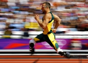 开云下载-赛道与球场，当F1争冠战与CBA焦点战在同一天上演