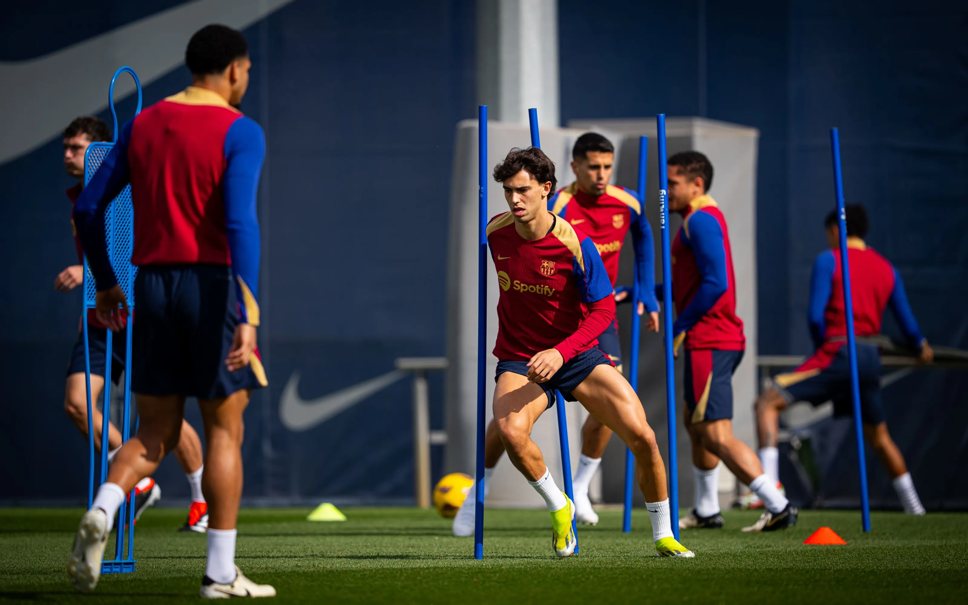 世界各地球迷关注的足球比赛进行中的简单介绍