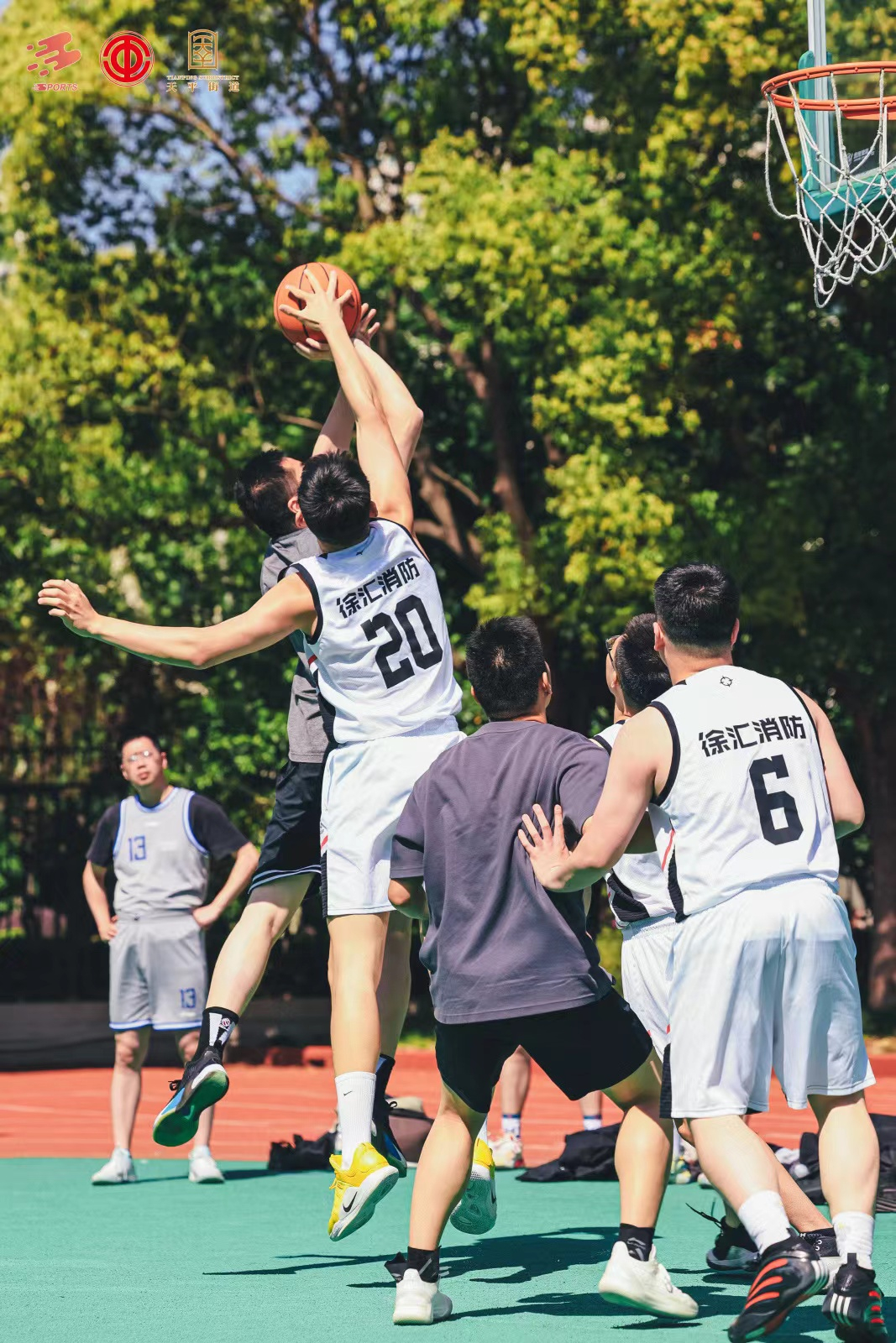 包含球场上的热血激情，让人们对篮球情有独钟的词条