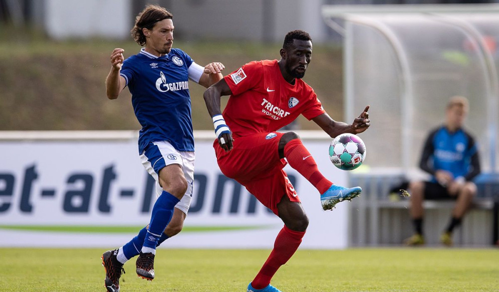 包含雷根斯堡客场击败劲敌，积分榜前列稳固位置的词条