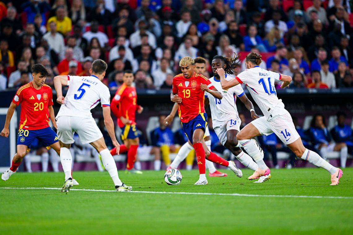 包含欧预赛上演经典对决:球员们在场上拼尽全力的词条 包含欧预赛上演经典对决:球员们在场上拼尽全力的词条