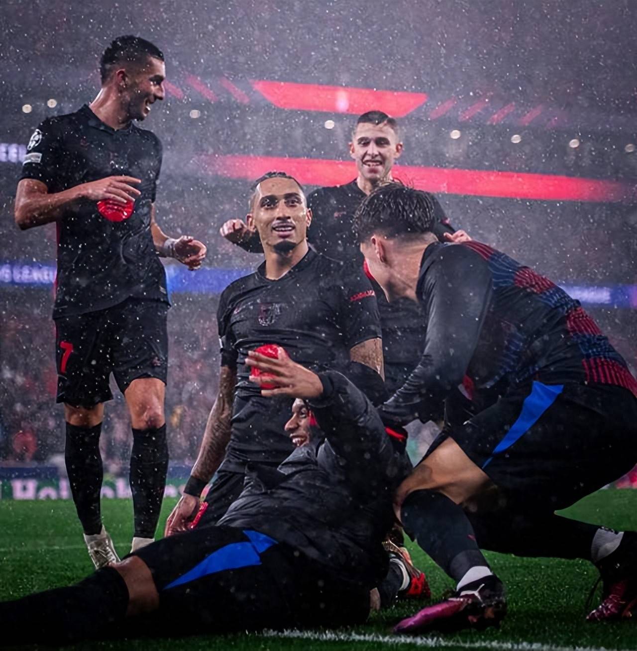 球场上风云变幻莫测,足球对决精彩绝伦 球场上风云变幻莫测,足球对决精彩绝伦